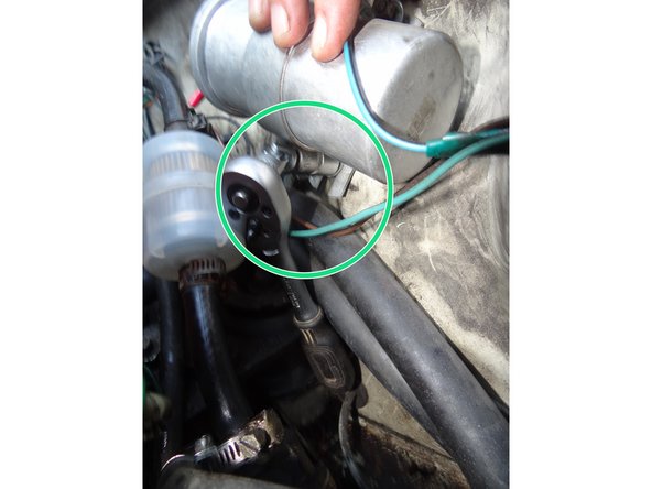 Serrer les deux boulons de fixation avec  une douille de 10mm.