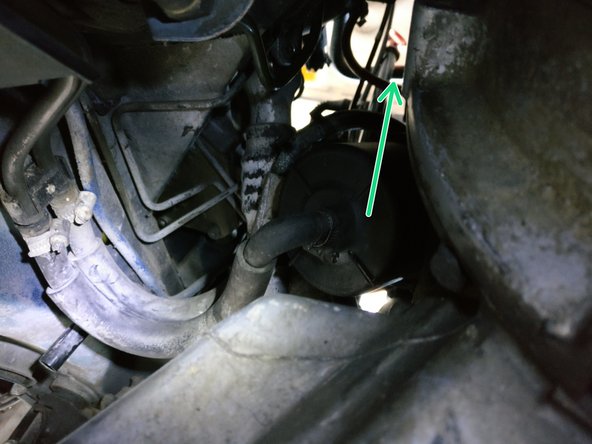 La vis agit comme un étau sur le support de filtre, il faut donc la désserer mais pas completement