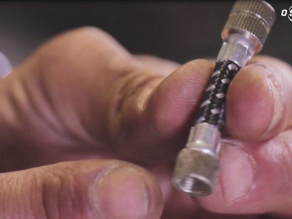 Munissez vous d'un adaptateur pour brancher la bonbonne d'air comprimé