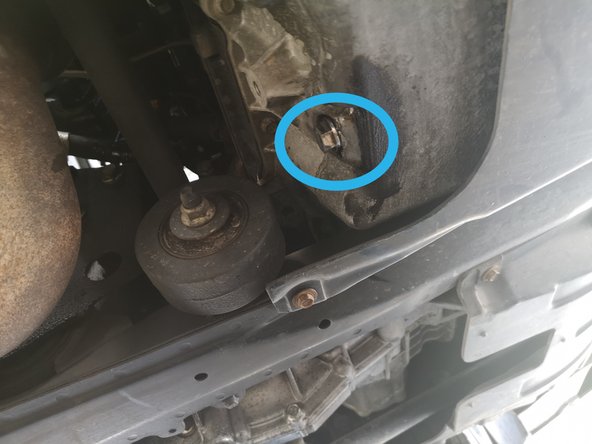 Dévissez le bouchon de vidange avec une clé de 17.