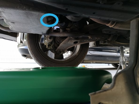 Laissez le bac de rétention sous celui-ci pour récupérer proprement toute l'huile, puis laissez celui-ci en place car en enlevant le filtre à huile, l'évacuation continuera.