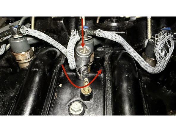 Utiliser une douille de 10 mm spéciale bougie de préchauffage (attention: la plus fine sera le mieux car la douille à tendance à frotter contre le plastique du couvre culasse)