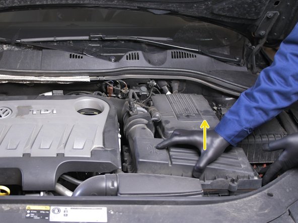 Une fois les vis dévissées, ouvrir le couvercle de la boite à air