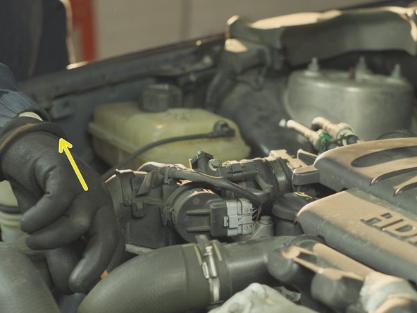 Retirer la jauge du niveau d'huile sur le haut du moteur