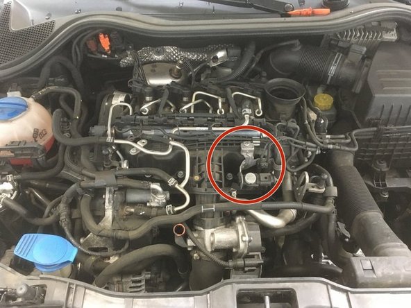 Remettre la patte métallique puis serrer la vis de Torx T30