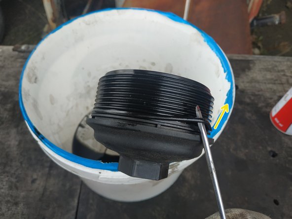 retirer le joint à l'aide d'un petit tournevis plat