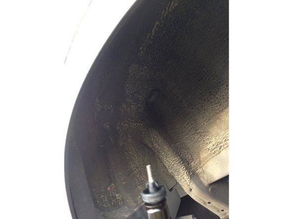 On peux maintenant retirer l'ancien amortisseur et les silent-blocs (noter au passage le positionnement de ceux-ci).