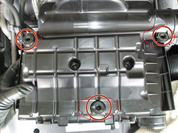 Remettre le collier du conduit d'air d'admission en prenant soin de le poser dans la gorge