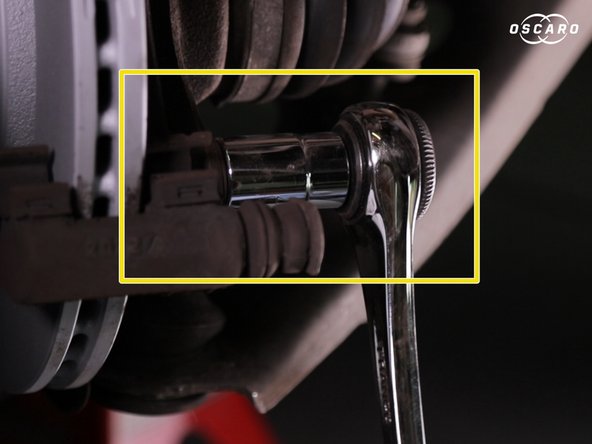 Revisser et serrer les deux vis retenant le chape