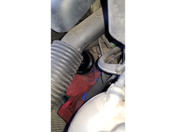 Avec une douille de 27mm et une rallonge retirez le couvercle du boîtier du filtre à huile.