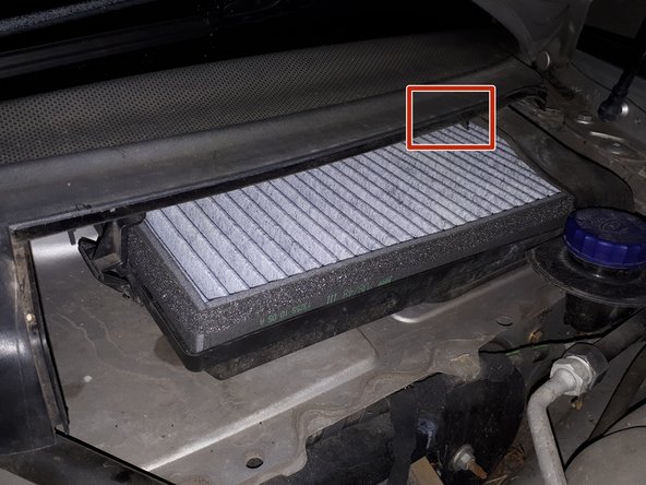 Mettre le nouveau filtre en commençant par insérer l'arrière droit du filtre