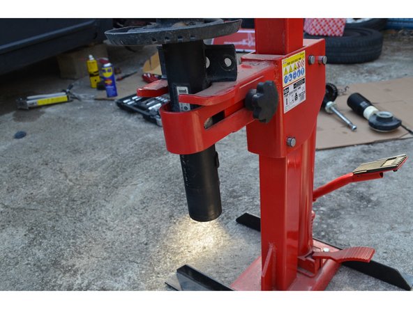 Positionnez la jambe de force dans l'outil.