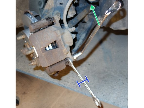 Le faire glisser sur les plaques de plaquettes, tout en repoussant légèrement les douilles de guidage dans les soufflets.