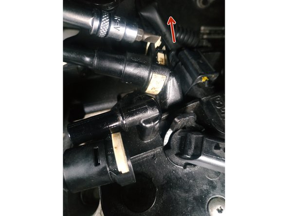 pour l'autre durite, soulever la languette supérieure