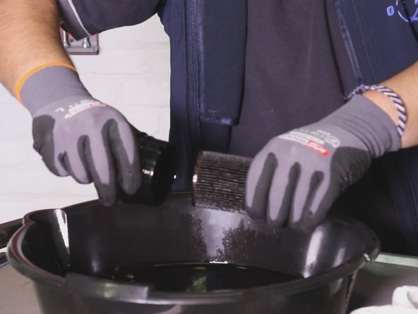 Retirer le joint du cache à l'aide d'un petit tournevis plat