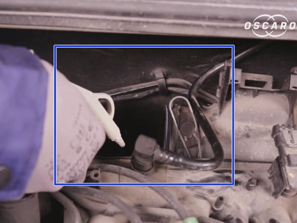 Effectuer un coup de soufflette dans la boite à air afin de retirer toutes les impuretés présentes à l’intérieur