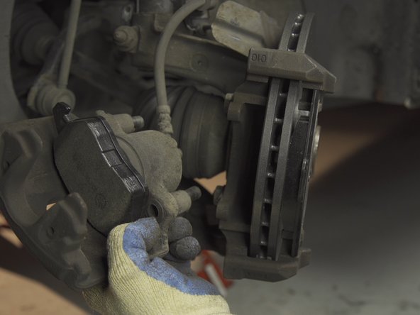 Placer la seconde plaquette sur la chape en plaçant la garniture de la plaquette face au disque