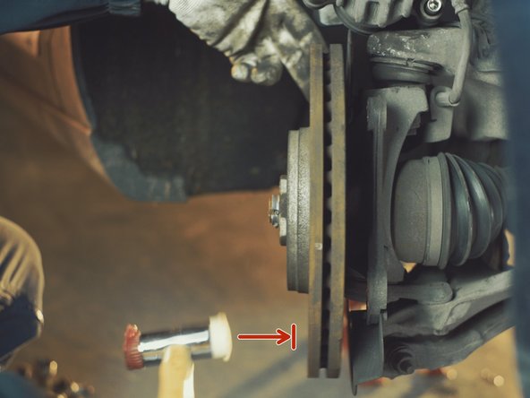 Si besoin, donner un coup de maillet sur le disque pour le débloquer