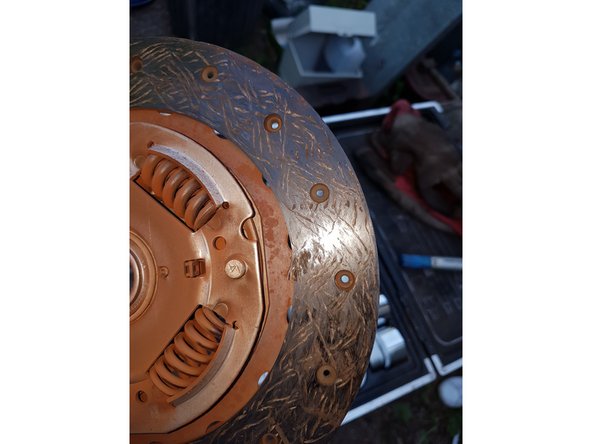 Cela laissera apparaitre l'embrayage que vous pourrez déposer.