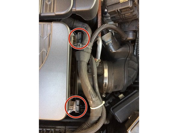 refermer le couvercle du filtre en prenant soin de le clipser dans les encoches  et remettre les vis cruciformes