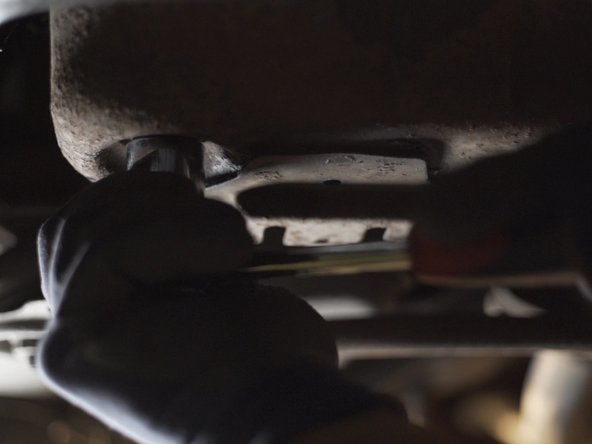 Bloquer le bouchon à l'aide du cliquet et de la douille de 24