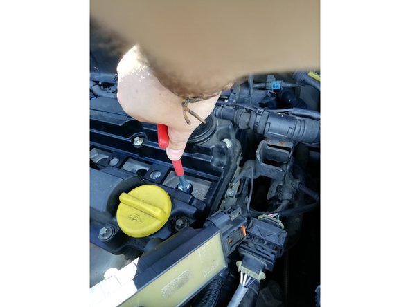 Visser la bougie neuve à la place de l'ancienne. Prendre soin de l'insérer sans forcer le filetage