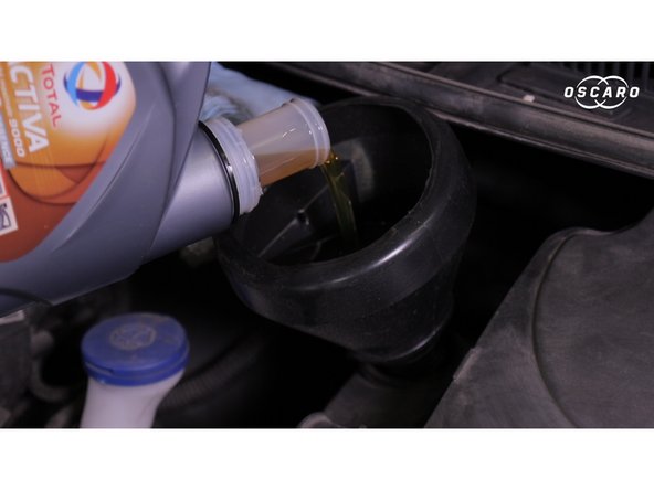 Le bon niveau d'huile doit se trouver juste en dessous du maximum, si cela n'est pas le cas rajouter de l'huile afin d'atteindre le bon niveau