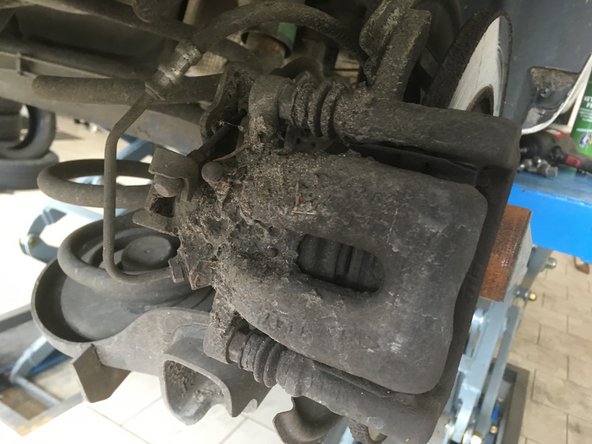 Dévisser les deux vis à l'aide de la clé de 13 et 17