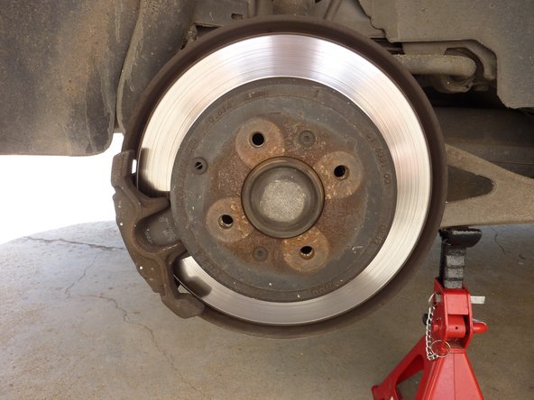 Dévisser complétement les 4 boulons puis déposer la roue.