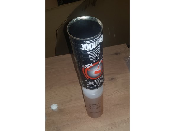 Remplissez votre bouteille avec du liquide de frein adapté, ici du DOT4.