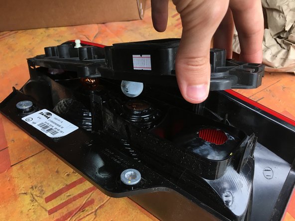 A l'aide de vos doigts, dégager la platine en écartant chaque languette vers l'extérieur du feu. Il y en a 7 en tout.