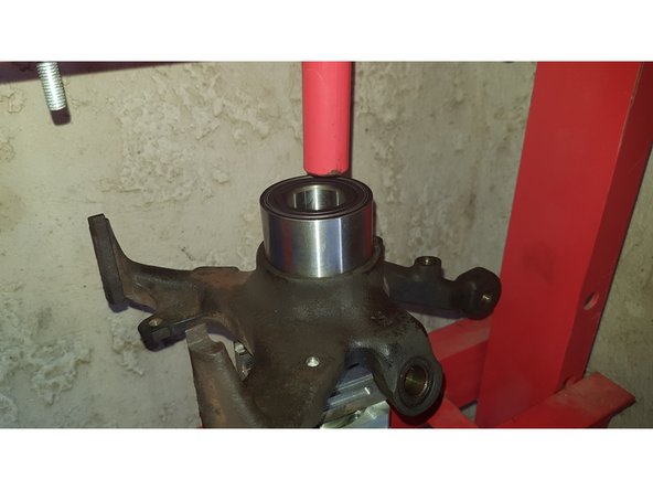 Enduisez la portée du roulement de graisse.