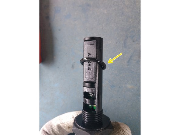 huiler le joint torique neuf (il est fourni)