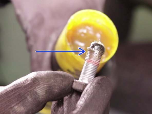 
With the help of graisse, grease the threads of the caliper support screws to facilitate their insertion
