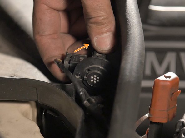 Retirer le capteur d'air de son socle en le tournant à 90° puis en tirant dessus