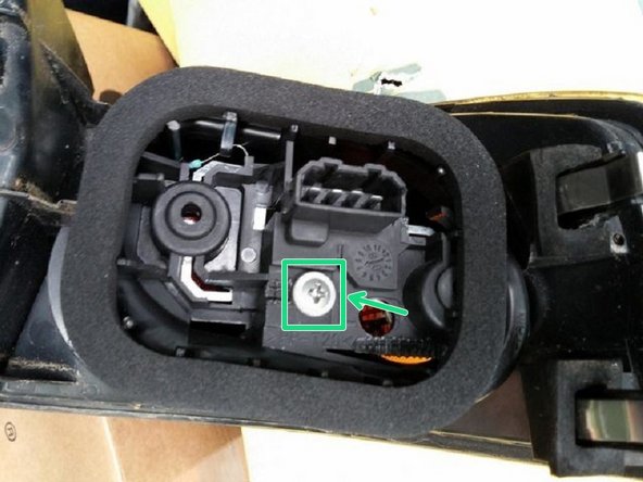 Dévisser la vis à l'aide du tournevis cruciforme et tirer la platine pour la dégager du bloc