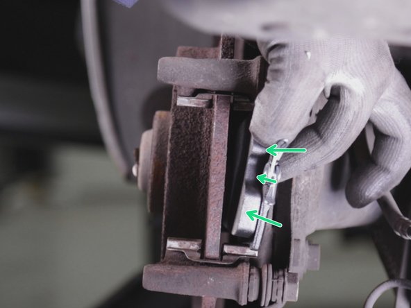 Reposer les plaquettes de frein sur la chappe d'étrier