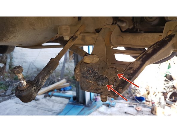 Puis, en faisant levier entre le berceau et le triangle, on pourra enlever la rotule du triangle.