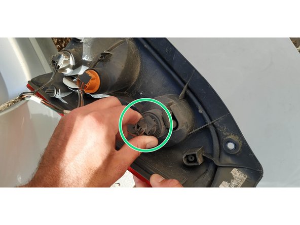 il suffit de visser le support de 45° dans le bloc feux jusqu'à ce qu'il se bloque en position.