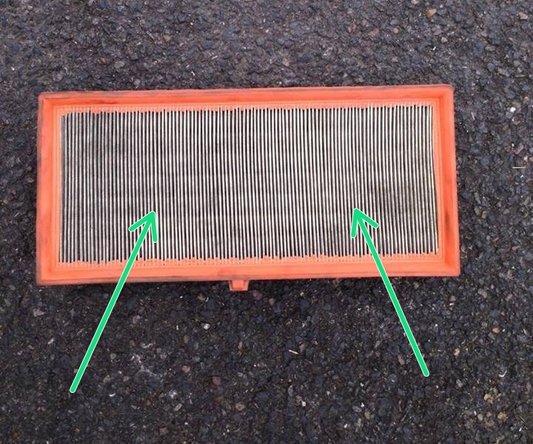 Vous pouvez maintenant remettre le nouveau filtre à air en respectant son sens dans la boite à air.