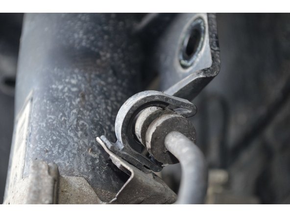 Le capteur est maintenu par 2 agrafes. Soulevez l'agrafe puis sortez le capteur.