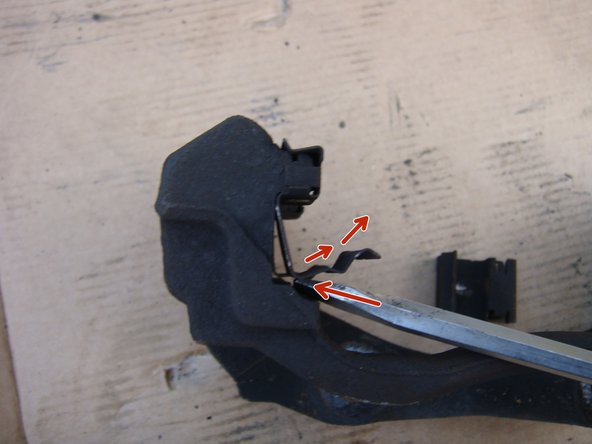 Retirer les anciens ressorts avec un tournevis plat