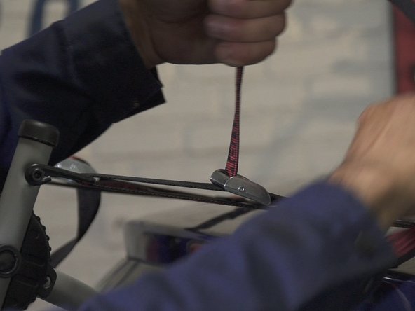 Serrer toutes les sangles pour maintenir le porte vélo
