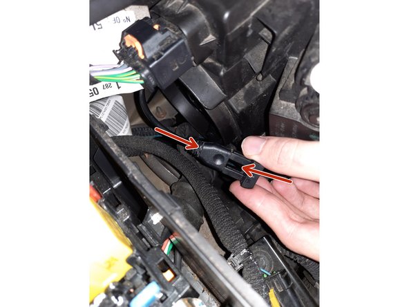 Connectez la prise de la LED au connecteur de la voiture.