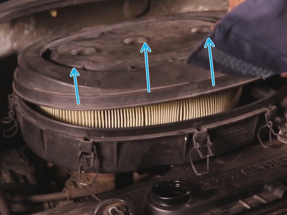 Retirer le couvercle en tirant vers le haut puis extraire le filtre à air de son emplacement