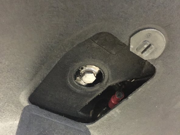 Serrer le à l'aide de la clé plate de 17