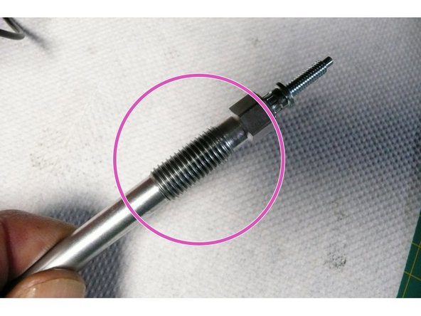 Enduire le filetage d'huile ou de graisse graphitée haute température