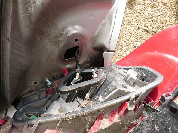 Débrancher le bloc de feu arrière