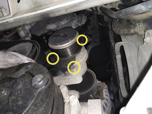 défaire les 3 vis qui tiennent la poulie roue libre côté courroie, clé de 10mm