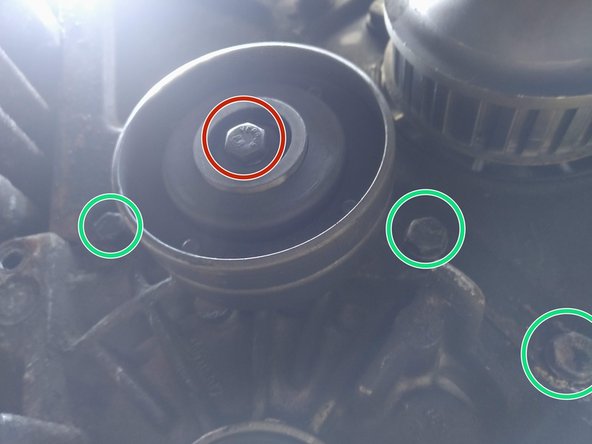 Déposer le galet enrouleur en dévissant la vis centrale